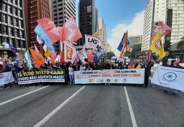 Centrais ocupam a frente do BC em ato contra os juros e carestia