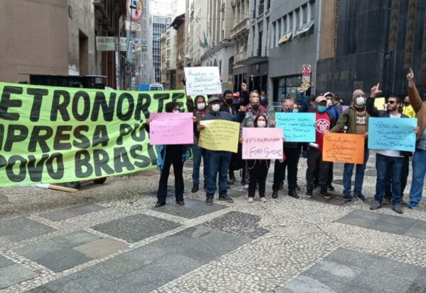 Protesto na Bolsa de Valores de SP condena privatização da Eletrobras