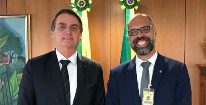Jair diz que teria confraternizado com golpista “sem problema nenhum”