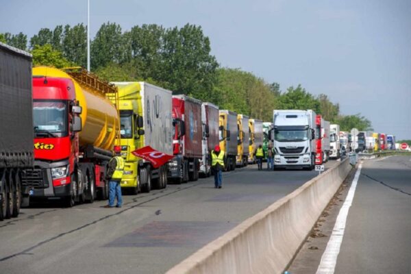 Trabalhadores franceses entram em greve contra a carestia