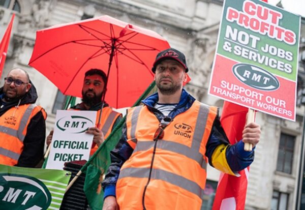 Maior greve dos ferroviários em 30 anos paralisa Inglaterra