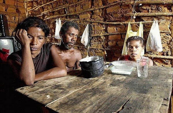 Com escalada de fome no Brasil, Bolsonaro destrói programa alimentar