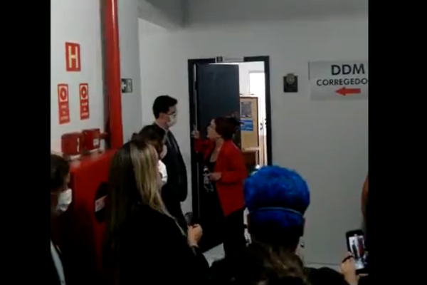 Isa Penna cobra delegado que liberou agressor de procuradora