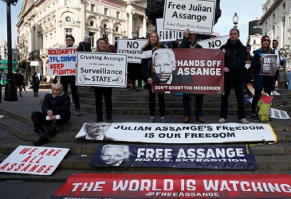 Tribunal espanhol chama Pompeo para depor sobre plano de matar Assange