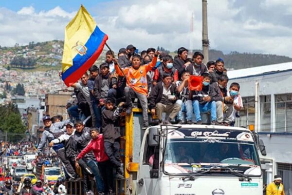 Levante no Equador faz governo reduzir preço dos combustíveis