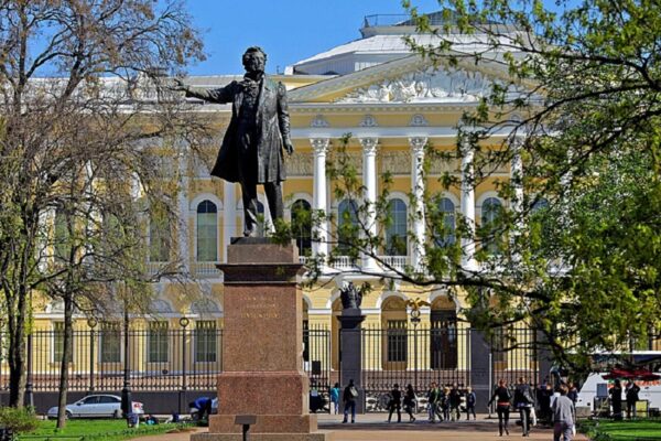 Ucrânia declara guerra a monumentos do poeta russo Pushkin