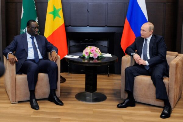 Líder da União Africana reúne-se com Putin e critica sanções da Otan