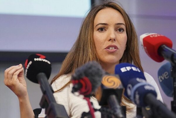 Esposa de Assange denuncia crueldade contra Julian na prisão inglesa