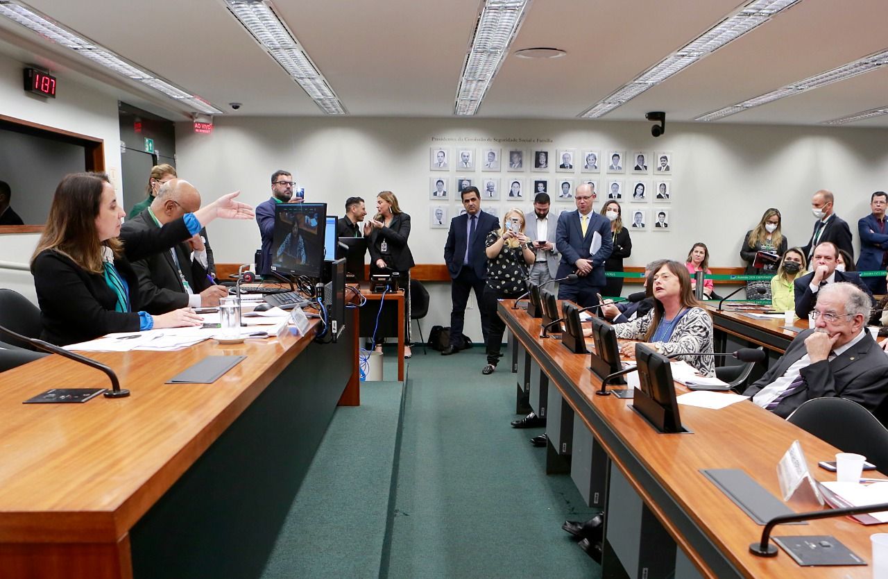 Alice defende rejeição de PL que libera venda de remédio em mercados