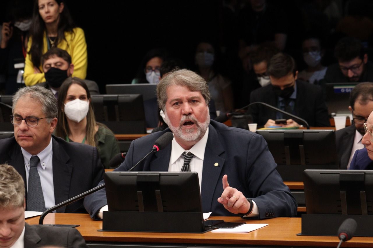 Oposição aprova benefícios, mas critica caráter eleitoreiro de PEC