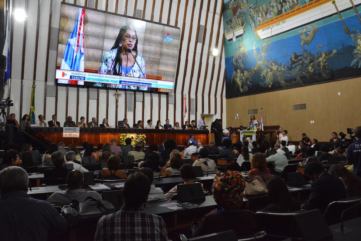 “Carinhas pretas e indígenas” não bastam, mas projeto antirracista