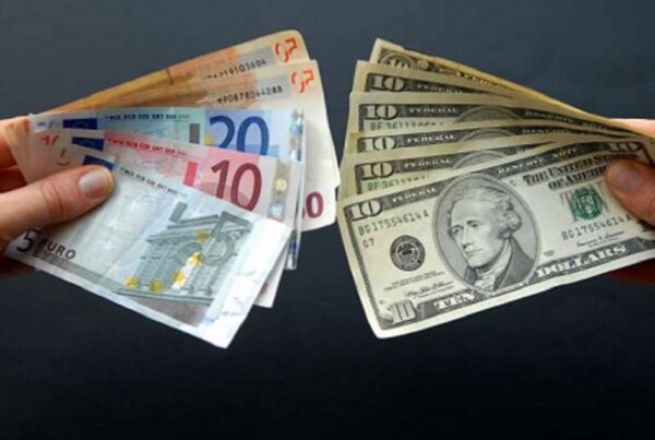Euro cai abaixo da paridade em relação ao dólar pela 1ª vez em 20 anos