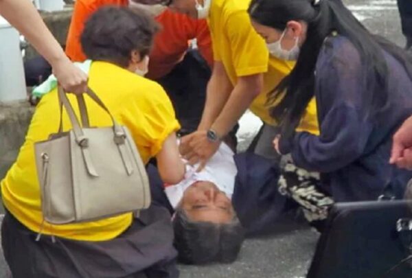 Ex-premiê japonês Shinzo Abe é assassinado com dois tiros pelas costas