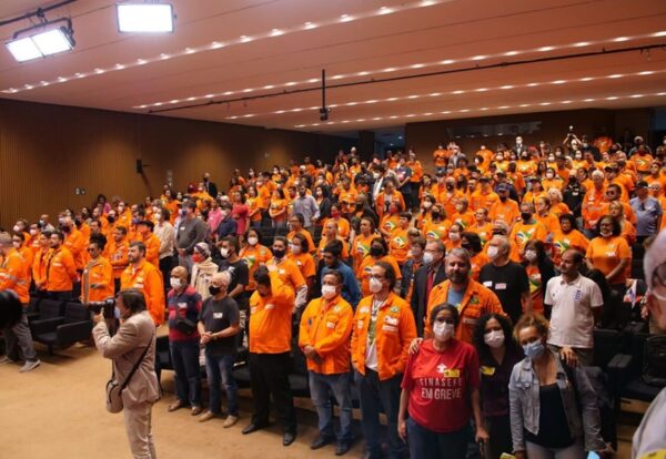 Petroleiros e deputados fazem ato contra privatização da Petrobras