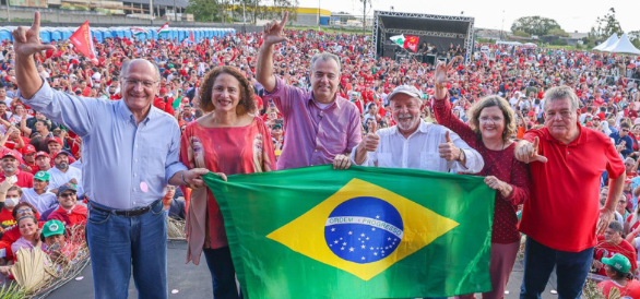 Ato tem Lula de volta às origens e Luciana pré-candidata a vice em PE