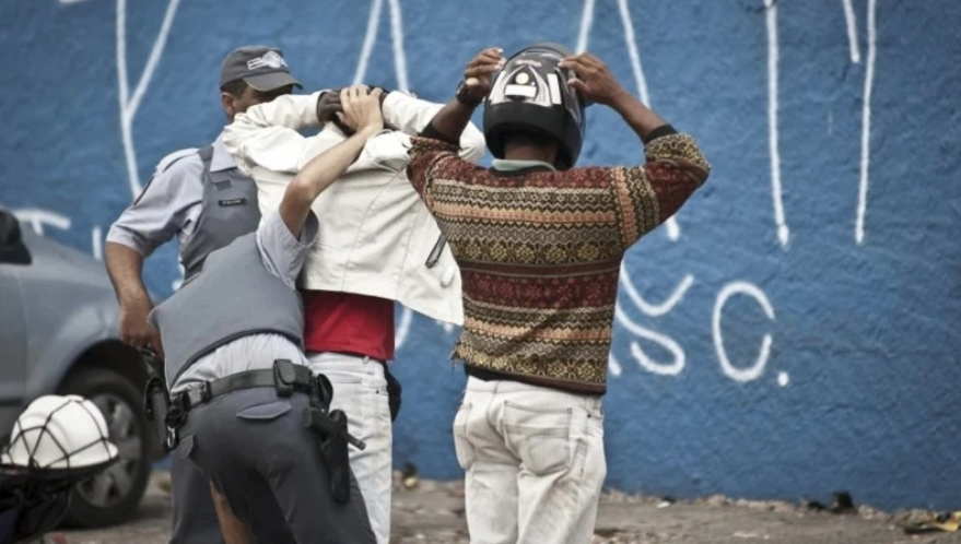 Negros têm 4,5 vezes mais chances de sofrer abordagem policial