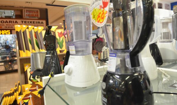 Com consumo em queda, monitor do PIB/FGV recua 0,8% em maio