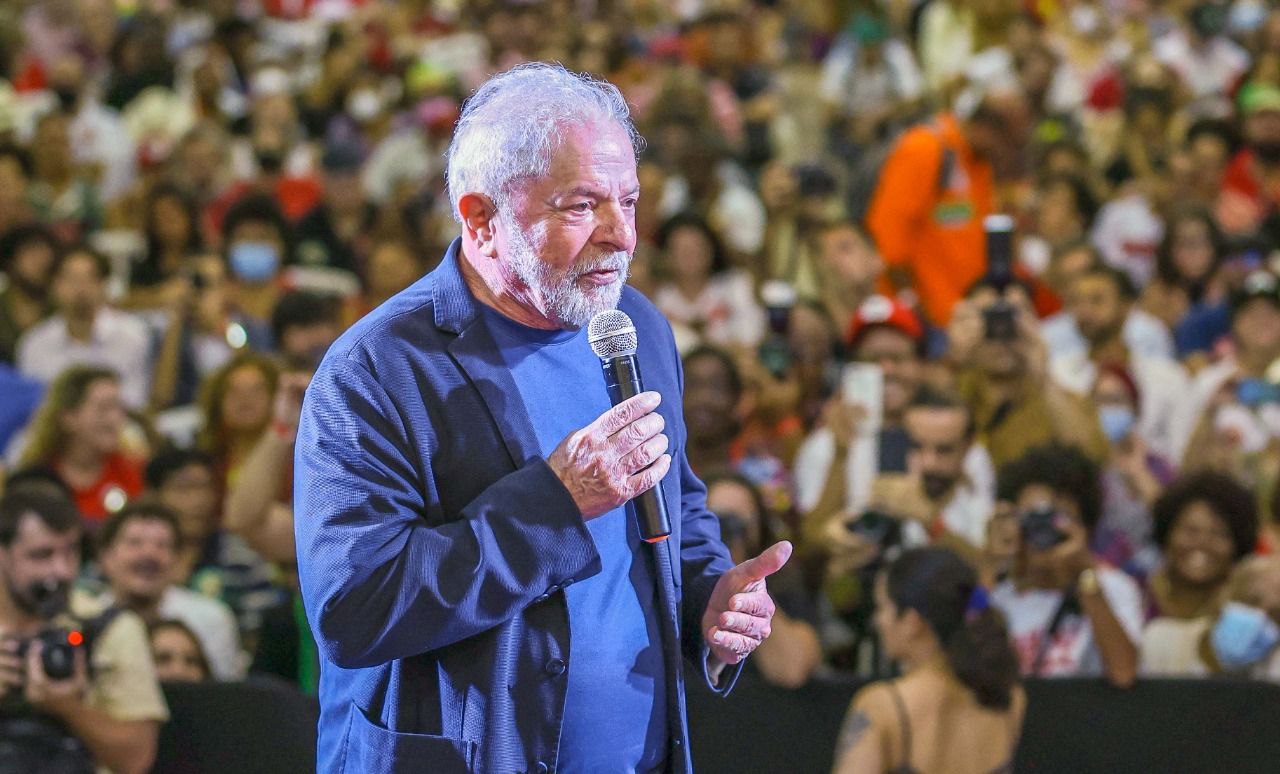 Lula supera Bolsonaro no 1º e no 2º turnos, diz nova pesquisa FSB