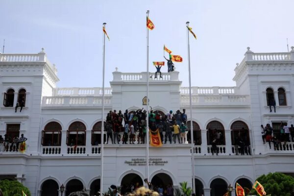 Presidente do Sri Lanka foge em meio a caos de escassez e carestia