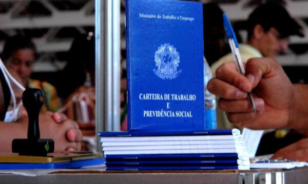 Salário inicial com carteira assinada recua 5,6%
