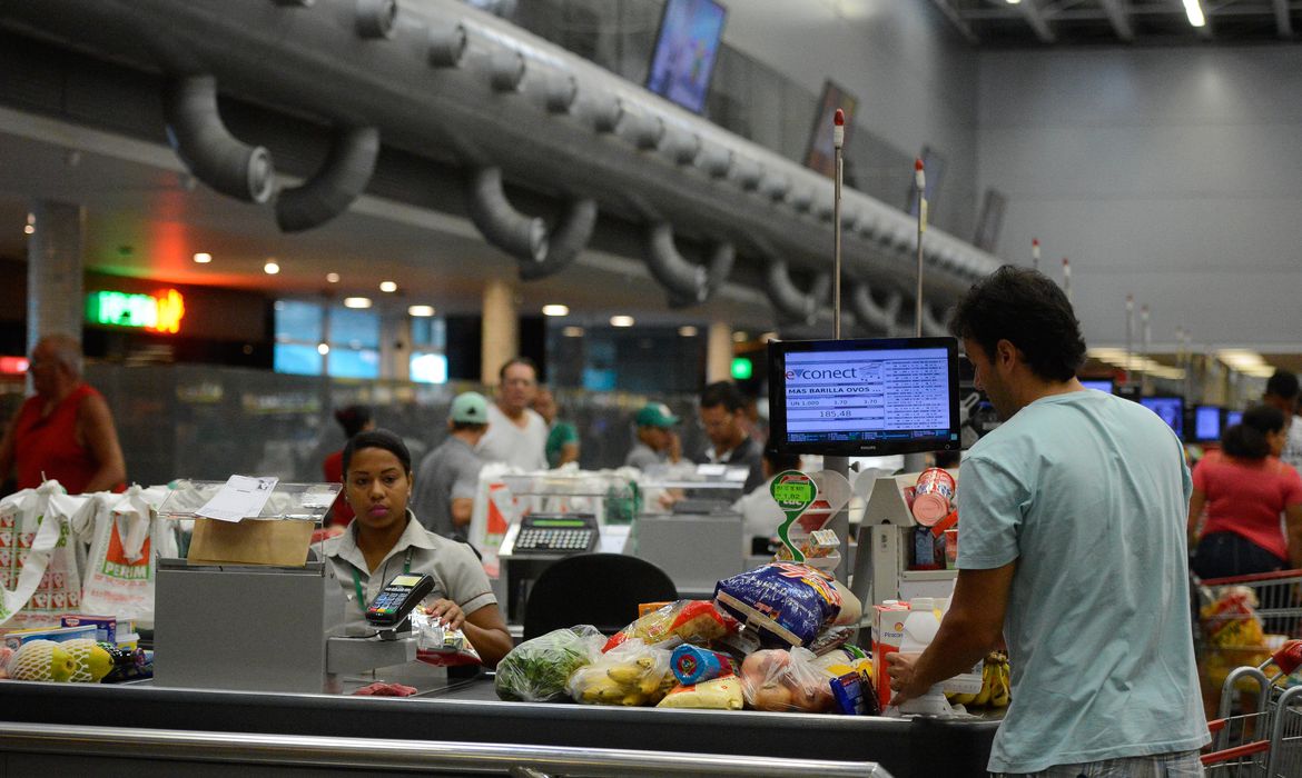 Trabalhador gasta quase 60% do salário mínimo com cesta básica