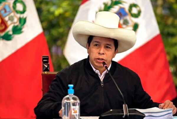 Presidente peruano deixa partido após ser acusado de desvio de fundos
