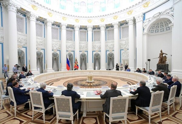Putin debate com partidos sobre o papel do Estado frente às sanções