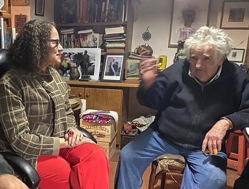 Luciana Santos se encontra com Mujica no Uruguai