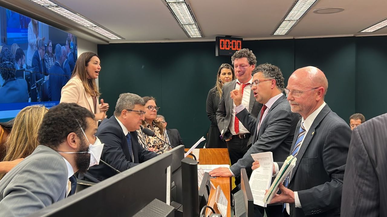 Base governista atropela e PEC do Desespero avança na Câmara