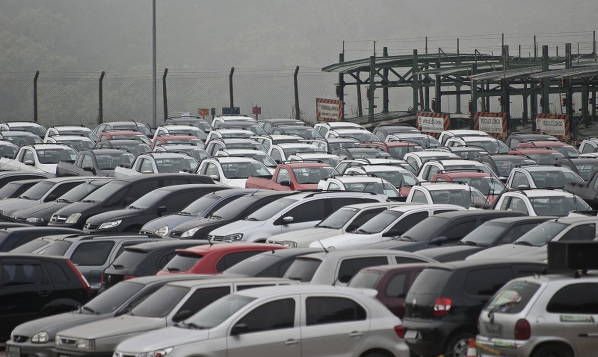 Com juros altos e carestia, brasileiros compram menos carros