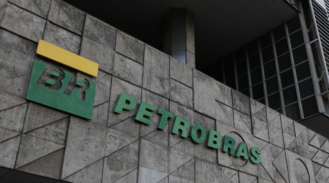 Lula quer nova política na Petrobras, e quem lucra quer manter ganhos