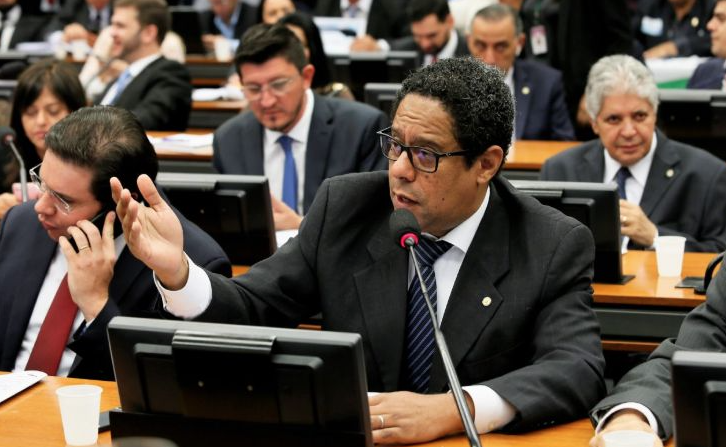PF diz que Bolsonaro cometeu crime e cresce pressão por indiciamento
