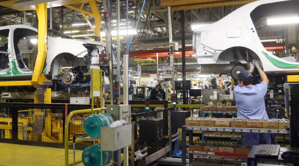 Produção industrial brasileira recua 2,2% no semestre