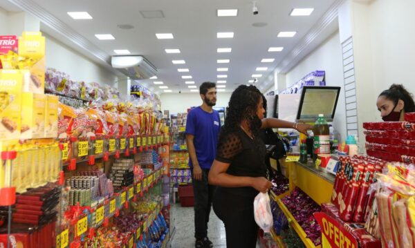 Com arrocho na renda e inflação, vendas do comércio caem 1,4%