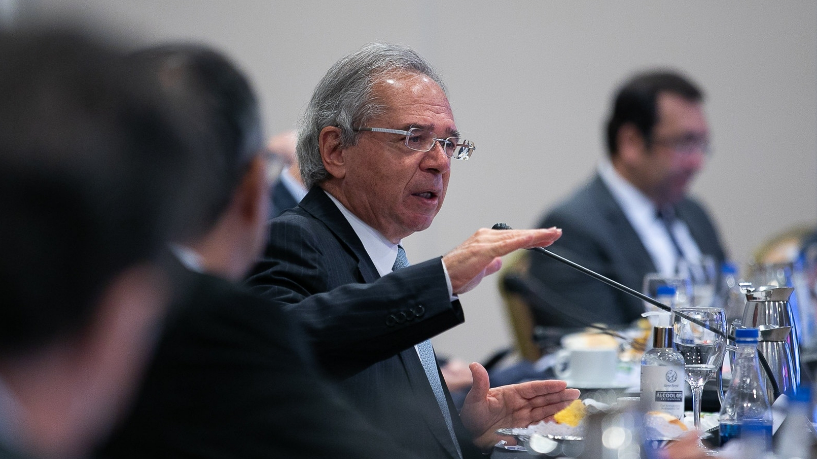 Paulo Guedes admite que governo violou o teto de gastos
