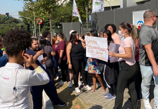 Funcionários do Hospital da Brasilândia protestam contra 800 demissões