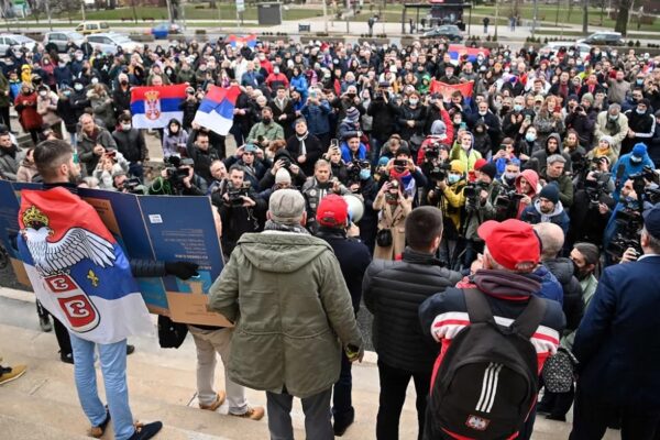 Discriminação de sérvios pelo governo do Kosovo gera revolta