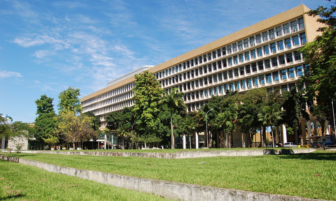 Cortes de Bolsonaro deixam 17 universidades prestes a suspender aulas