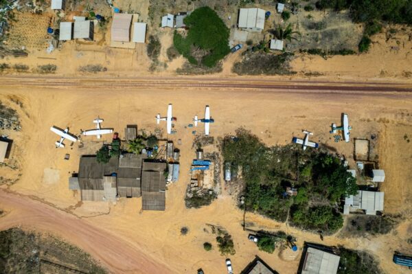 Pistas clandestinas fortalecem atuação do garimpo ilegal na Amazônia